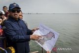 Menteri Agraria dan Tata Ruang/Kepala Badan Pertanahan Nasional (ATR/BPN) Nusron Wahid melihat peta bidang tanah sertipikat di Pantai Anom, Desa Kohod, Kabupaten Tangerang, Banten, Jumat (24/1/2025). Pada kunjungan tersebut Menteri ATR/BPN meninjau pagar laut yang terpasang di sekitar perairan kawasan Pantai Anom dan mendengarkan aspirasi masyarakat pesisir yang terdampak. ANTARA FOTO/Putra M. Akbar/gp