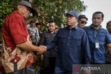 Menteri Agraria dan Tata Ruang/Kepala Badan Pertanahan Nasional (ATR/BPN) Nusron Wahid bersalaman dengan warga di Desa Kohod, Kabupaten Tangerang, Banten, Jumat (24/1/2025). Pada kunjungan tersebut Menteri ATR/BPN meninjau pagar laut yang terpasang di sekitar perairan kawasan Pantai Anom dan mendengarkan aspirasi masyarakat pesisir yang terdampak. ANTARA FOTO/Putra M. Akbar/gp