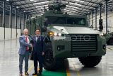 CEO PT Sentra Surya Ekajaya, Eka Suryajaya (kanan) berjabat tangan dengan CEO Texelis Jean Vandel (kiri) dalam peluncuran kendaraan lapis baja P2 Tiger APC 4x4 di Periuk, Kota Tangerang, Banten, Kamis (23/1/2025). Kendaraan taktis hasil kolaborasi Indonesia dan Prancis tersebut memiliki proteksi ketahanan peluru STANAG 4569 untuk perlindungan balistik dan ranjau serta dibuat untuk segala medan. ANTARA FOTO/Kuntum Khaira Riswan/app/YU