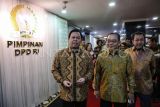 Ketua DPD Sultan Bachtiar Najamudin (kiri), Wakil Ketua DPD Yorrys Raweyai (kanan) dan Ketua Parlemen Singapura Seah Kian Peng (tengah) berjalan keluar gedung usai pertemuan di Kompleks Parlemen, Senayan, Jakarta, Jumat (24/1/2025). Pertemuan tersebut dalam rangka silahturahim dan membahas peningkatan kerja sama Indonesia dengan Singapura. ANTARA FOTO/Asprilla Dwi Adha/nym.