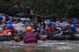 Wisatawan menyusuri aliran Sungai Cikalumpang menggunakan ban saat mengunjungi wisata alam Kampoeng 165 di Padarincang, Kabupaten Serang, Banten, Sabtu (25/1/2025). Objek wisata alam tersebut menjadi salah satu tujuan wisata yang ramai dikunjungi saat akhir pekan dan libur panjang Isra Miraj hingga Tahun Baru Imlek 2025 dengan menawarkan sejumlah fasilitas seperti area untuk berkemah serta wahana susur sungai menggunakan ban atau river tubing. ANTARA FOTO/Angga Budhiyanto/gp