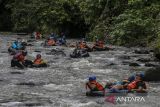 Wisatawan menyusuri aliran Sungai Cikalumpang menggunakan ban saat mengunjungi wisata alam Kampoeng 165 di Padarincang, Kabupaten Serang, Banten, Sabtu (25/1/2025). Objek wisata alam tersebut menjadi salah satu tujuan wisata yang ramai dikunjungi saat akhir pekan dan libur panjang Isra Miraj hingga Tahun Baru Imlek 2025 dengan menawarkan sejumlah fasilitas seperti area untuk berkemah serta wahana susur sungai menggunakan ban atau river tubing. ANTARA FOTO/Angga Budhiyanto/gp