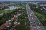 Foto udara kendaraan antre memasuki Pintu Tol Cikupa, Kabupaten Tangerang, Banten, Sabtu (25/1/2025). Memasuki masa libur panjang Isra Miraj dan Tahun Baru Imlek, PT Jasa Marga (Persero) memprediksi sebanyak 1.559.680 kendaraan meninggalkan wilayah Jabotabek melalui jalan tol sepanjang 24 Januari - 2 Februari 2025. ANTARA FOTO/Putra M. Akbar/gp