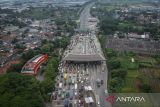 Foto udara kendaraan antre memasuki Pintu Tol Cikupa, Kabupaten Tangerang, Banten, Sabtu (25/1/2025). Memasuki masa libur panjang Isra Miraj dan Tahun Baru Imlek, PT Jasa Marga (Persero) memprediksi sebanyak 1.559.680 kendaraan meninggalkan wilayah Jabotabek melalui jalan tol sepanjang 24 Januari - 2 Februari 2025. ANTARA FOTO/Putra M. Akbar/gp