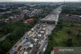 Foto udara kendaraan antre memasuki Pintu Tol Cikupa, Kabupaten Tangerang, Banten, Sabtu (25/1/2025). Memasuki masa libur panjang Isra Miraj dan Tahun Baru Imlek, PT Jasa Marga (Persero) memprediksi sebanyak 1.559.680 kendaraan meninggalkan wilayah Jabotabek melalui jalan tol sepanjang 24 Januari - 2 Februari 2025. ANTARA FOTO/Putra M. Akbar/gp