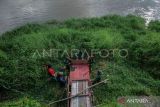 Warga berupaya menangkap buaya di sungai Ranoyapo Amurang