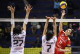 Pevoli Jakarta Pertamina Enduro Iana Shcherban (kanan) smes bola ke arah pevoli Yogya Falcons Yasmine Azizah Ramadhani (kiri) dan Vera Mayola (tengah) pada pertandingan putaran pertama pekan keempat PLN Mobile Proliga 2025 di Jawa Pos Arena, Surabaya, Jawa Timur, Sabtu (25/1/2025). Jakarta Pertamina Enduro mengalahkan Yogya Falcons dengan skor 3-0 (25-21, 25-12, dan 25-17). Antara Jatim/Rizal Hanafi/um