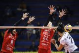 Pevoli Jakarta Pertamina Enduro Erica Mary Staunton (tengah) dan Putri Lestari (kiri) berusaha memblok smes dari pevoli Yogya Falcons Vera Mayola (kanan) pada pertandingan putaran pertama pekan keempat PLN Mobile Proliga 2025 di Jawa Pos Arena, Surabaya, Jawa Timur, Sabtu (25/1/2025). Jakarta Pertamina Enduro mengalahkan Yogya Falcons dengan skor 3-0 (25-21, 25-12, dan 25-17). Antara Jatim/Rizal Hanafi/um