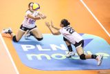 Pevoli Yogya Falcons Geofanny Eka (kiri) dan Adensa Laurel Saputra (kanan) berusaha mengembalikan bola ke arah tim Jakarta Pertamina Enduro pada pertandingan putaran pertama pekan keempat PLN Mobile Proliga 2025 di Jawa Pos Arena, Surabaya, Jawa Timur, Sabtu (25/1/2025). Jakarta Pertamina Enduro mengalahkan Yogya Falcons dengan skor 3-0 (25-21, 25-12, dan 25-17). Antara Jatim/Rizal Hanafi/um
