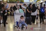 Calon penumpang pesawat antre untuk lapor diri di Terminal 3 Bandara Soekarno Hatta, Kota Tangerang, Banten, Minggu (26/1/2025). Berdasarkan data pengelola Bandara Soekarno Hatta, jumlah penumpang saat momen libur panjang Isra Miraj dan Tahun Baru Imlek pada hari ini diproyeksikan mencapai 164.685 orang dengan pergerakan pesawat sebanyak 1.037 penerbangan baik domestik maupun internasional. ANTARA FOTO/Putra M. Akbar/gp