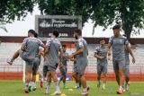 Pesepak bola Timnas Suriah U-20 mengikuti sesi latihan di Stadion Gelora 10 November, Surabaya, Jawa Timur, Minggu (26/1/2025). Latihan tersebut merupakan persiapan Timnas Suriah U-20 yang akan bertanding melawan Timnas Indonesia U-20 pada Mandiri U-20 Challenge Series 2025 di Stadion Gelora Delta Sidoarjo pada Senin (27/1). Antara Jatim/Umarul Faruq