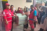 Ketua Umum PMI AgungLaksonoberi bantuankorban kebakaran di Kemayoran Jakarta Pusat