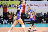 Pevoli Jakarta Pertamina Enduro Nurlaili Kusumah Diningrat (kanan)  berselebrasi usai mengalahkan tim Jakarta Livin Mandiri pada pertandingan putaran pertama pekan keempat PLN Mobile Proliga 2025 di Jawa Pos Arena, Surabaya, Jawa Timur, Minggu (26/1/2025). Jakarta Pertamina Enduro mengalahkan Jakarta Livin Mandiri dengan skor 3-0 (25-13, 25-20, dan 28-26). Antara Jatim/Rizal Hanafi/um 