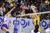 Pevoli Jakarta Pertamina Enduro Iana Shcherban (kiri) smes bola ke arah pevoli Jakarta Livin Mandiri Shintia Alliva Mauludina (kanan) dan Liu Yan Han (kedua kanan) pada pertandingan putaran pertama pekan keempat PLN Mobile Proliga 2025 di Jawa Pos Arena, Surabaya, Jawa Timur, Minggu (26/1/2025). Jakarta Pertamina Enduro mengalahkan Jakarta Livin Mandiri dengan skor 3-0 (25-13, 25-20, dan 28-26). Antara Jatim/Rizal Hanafi/um 
