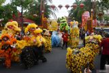 Sejumlah pemain barongsai beraksi di depan penonton saat kirab barongsai dan liang liong di Kota Madiun, Jawa Timur, Senin (27/1/2025). Kegiatan tersebut merupakan rangkaian kegiatan Festival Kampung Pecinan untuk menyambut Tahun Baru Imlek 2576/2025. Antara Jatim/Siswowidodo/um 
