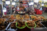 Pedagang menyiapkan hidangan nasi kapau untuk pembeli saat festival kuliner Urang Minang Baralek Gadang di Mall Balekota Tangerang, Kota Tangerang, Banten, Senin (27/1/2025). Festival yang menghadirkan aneka ragam kuliner tersebut untuk melestarikan budaya dan menumbuhkan kecintaan generasi muda di perantauan terhadap kuliner, adat dan tradisi Minangkabau. ANTARA FOTO/Putra M. Akbar/gp