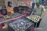  Pedagang menyelesaikan pembuatan bika tungku baro saat festival kuliner Urang Minang Baralek Gadang di Mall Balekota Tangerang, Kota Tangerang, Banten, Senin (27/1/2025). Festival yang menghadirkan aneka ragam kuliner tersebut untuk melestarikan budaya dan menumbuhkan kecintaan generasi muda di perantauan terhadap kuliner, adat dan tradisi Minangkabau. ANTARA FOTO/Putra M. Akbar/gp