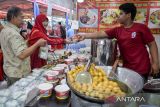 Pedagang melayani pembeli saat festival kuliner Urang Minang Baralek Gadang di Mall Balekota Tangerang, Kota Tangerang, Banten, Senin (27/1/2025). Festival yang menghadirkan aneka ragam kuliner tersebut untuk melestarikan budaya dan menumbuhkan kecintaan generasi muda di perantauan terhadap kuliner, adat dan tradisi Minangkabau. ANTARA FOTO/Putra M. Akbar/gp