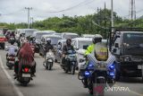 Sejumlah kendaraan terjebak macet di Anyer, Kabupaten Serang, Banten, Senin (27/1/2025). Kemacetan yang terjadi akibat tingginya volume kendaraan yang akan berwisata menuju kawasan wisata pantai Anyer saat libur panjang Isra Miraj, Tahun Baru Imlek, dan cuti bersama. ANTARA FOTO/Muhammad Bagus Khoirunas/gp