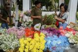 Pedagang melayani calon pembeli memilih bunga hias di Pasar Lama, Kota Tangerang, Banten, Senin (27/1/2025). Menurut pedagang menjelang Tahun Baru Imlek 2567 Kongzili penjualan bunga hias seperti sedap malam, aster, pikok dan mawar yang dijual dengan harga Rp15 ribu hingga Rp50 ribu tersebut mengalami peningkatan dibandingkan hari biasa dari 500 batang per hari menjadi 2.000 batang. ANTARA FOTO/Putra M. Akbar/gp