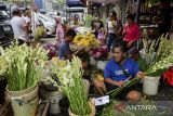 Pedagang melayani calon pembeli memilih bunga hias di Pasar Lama, Kota Tangerang, Banten, Senin (27/1/2025). Menurut pedagang menjelang Tahun Baru Imlek 2567 Kongzili penjualan bunga hias seperti sedap malam, aster, pikok dan mawar yang dijual dengan harga Rp15 ribu hingga Rp50 ribu tersebut mengalami peningkatan dibandingkan hari biasa dari 500 batang per hari menjadi 2.000 batang. ANTARA FOTO/Putra M. Akbar/gp