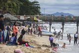 Pengunjung bermain air di Pantai Sambolo Anyer, Kabupaten Serang, Banten, Senin (27/1/2025). Objek wisata pantai Anyer menjadi destinasi favorit masyarakat setempat maupun luar Banten untuk berlibur terutama saat libur panjang Isra Miraj, Tahun Baru Imlek dan cuti bersama. ANTARA FOTO/Muhammad Bagus Khoirunas/gp