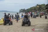 Pengunjung bermain ATV di Pantai Sambolo Anyer, Kabupaten Serang, Banten, Senin (27/1/2025). Objek wisata pantai Anyer menjadi destinasi favorit masyarakat setempat maupun luar Banten untuk berlibur terutama saat libur panjang Isra Miraj, Tahun Baru Imlek dan cuti bersama . ANTARA FOTO/Muhammad Bagus Khoirunas/gp