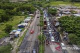 Foto udara kendaraan melintas saat pemberlakuan sistem satu arah di Ciwandan, Kota Cilegon, Banten, Senin (27/1/2025). Polres Cilegon memberlakukan rekayasa lalu lintas sistem satu arah dari kawasan wisata pantai Anyer menuju Cilegon guna mengantisipasi terjadinya kepadatan kendaraan di wilayah Anyer. ANTARA FOTO/Muhammad Bagus Khoirunas/gp