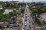 Foto udara kendaraan melintas saat pemberlakuan sistem satu arah di Ciwandan, Kota Cilegon, Banten, Senin (27/1/2025). Polres Cilegon memberlakukan rekayasa lalu lintas sistem satu arah dari kawasan wisata pantai Anyer menuju Cilegon guna mengantisipasi terjadinya kepadatan kendaraan di wilayah Anyer. ANTARA FOTO/Muhammad Bagus Khoirunas/gp