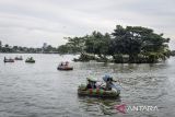 Sejumlah warga menaiki perahu bebek di Situ Cipondoh, Kota Tangerang, Banten, Senin (27/1/2025). Situ seluas 50 hektare tersebut menjadi salah satu destinasi wisata alternatif bagi masyarakat yang memiliki fasilitas jogging track, wisata air dan warung kuliner. ANTARA FOTO/Putra M. Akbar/gp