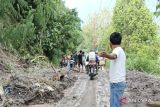 BPBD dan warga OKU Selatan bersihkan material longsor di Simpang Saga