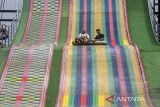Wisatawan menaiki wahana rainbow slide di objek wisata Floating Market Lembang, Kabupaten Bandung Barat, Jawa Barat, Senin (27/1/2025). Momen libur panjang Isra Miraj, Tahun Baru Imlek dan cuti bersama dimanfaatkan oleh sejumlah warga untuk berekreasi di tempat-tempat wisata di Kabupaten Bandung Barat. ANTARA FOTO/Abdan Syakura/agr