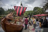Wisatawan antre untuk menaiki wahana perahu di objek wisata Floating Market Lembang, Kabupaten Bandung Barat, Jawa Barat, Senin (27/1/2025). Momen libur panjang Isra Miraj, Tahun Baru Imlek dan cuti bersama dimanfaatkan oleh sejumlah warga untuk berekreasi di tempat-tempat wisata di Kabupaten Bandung Barat. ANTARA FOTO/Abdan Syakura/agr