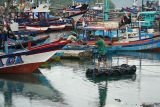Nelayan mempersiapkan perahu mereka meski cuaca sedang tidak menentu, di Pelabuhan Perikanan Nusantara (PPN) Prigi, Trenggalek, Jawa Timur, Senin (27/1/2025). BMKG mengimbau para nelayan untuk memanfaatkan aplikasi Indonesian Weather Information for Shipping (INA-WIS) dan InfoBMKG sebagai acuan keselamatan dalam melaut dan menangkap ikan, terutama untuk mengantisipasi cuaca buruk saat berlayar. Antara Jatim/Destyan Sujarwoko/um