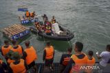 Petugas Kementerian Kelautan dan Perikanan (KKP) dan Taruna Politeknik Ahli Usaha Perikanan (AUP) menaiki kapal untuk mencabut pagar laut di kawasan pesisir Pantai Citius, Kabupaten Tangerang, Banten, Selasa (28/1/2024). Operasi pencabutan pagar laut sepanjang 30,16 kilometer tersebut ditunda akibat terkendala cuaca buruk dan ombak kencang. ANTARA FOTO/Putra M. Akbar/gp