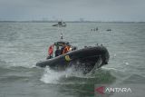 Petugas Kementerian Kelautan dan Perikanan (KKP) dan Taruna Politeknik Ahli Usaha Perikanan (AUP) menaiki kapal untuk mencabut pagar laut di kawasan pesisir Pantai Citius, Kabupaten Tangerang, Banten, Selasa (28/1/2024). Operasi pencabutan pagar laut sepanjang 30,16 kilometer tersebut ditunda akibat terkendala cuaca buruk dan ombak kencang. ANTARA FOTO/Putra M. Akbar/gp