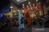 Warga menyaksikan pertunjukan barongsai di Vihara Ananda Avalokitesvara Rangkasbitung, Lebak, Banten, Selasa (28/1/2025). Atraksi barongsai tersebut untuk menghibur masyarakat dan keturunan Tionghoa pada malam tahun baru Imlek 2567. ANTARA FOTO/Muhammad Bagus Khoirunas/gp