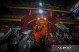 Warga menyaksikan pertunjukan barongsai di Vihara Ananda Avalokitesvara Rangkasbitung, Lebak, Banten, Selasa (28/1/2025). Atraksi barongsai tersebut untuk menghibur masyarakat dan keturunan Tionghoa pada malam tahun baru Imlek 2567. ANTARA FOTO/Muhammad Bagus Khoirunas/gp