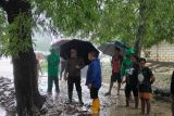 Pj Wali Kota Kupang tinjau rumah warga terendam banjir