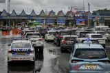 Sejumlah kendaraan mengantre untuk keluar dari Gerbang Tol Cengkareng di Jakarta, Rabu (29/1/2025). Arus lalu lintas menuju Bandara Soekarno Hatta tersebut tersendat karena dua lajur Jalan Tol Sedyatmo terendam banjir sehingga menimbulkan kemacetan. ANTARA FOTO/Putra M. Akbar/gp