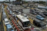 Sejumlah kendaraan mengantre untuk keluar dari Gerbang Tol Cengkareng di Jakarta, Rabu (29/1/2025). Arus lalu lintas menuju Bandara Soekarno Hatta tersebut tersendat karena dua lajur Jalan Tol Sedyatmo terendam banjir sehingga menimbulkan kemacetan. ANTARA FOTO/Putra M. Akbar/gp