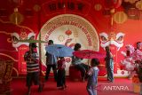 Sejumlah anak bermain di Wihara Avalokitesvara, Kota Serang, Banten, Rabu (29/1/2025). Tempat ibadah yang dibangun sekitar abad ke-16 dan menjadi salah satu wihara tertua di Indonesia tersebut ramai dikunjungi warga untuk memanfaatkan akhir libur panjang Isra Mikraj dan Tahun Baru Imlek 2576/2025. ANTARA FOTO/Angga Budhiyanto/gp