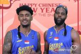 Pebasket Nash dan Lewis mengucapkan selamat Tahun Baru Imlek 2576 Kongzili