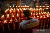 Warga menyalakan lilin saat malam pergantian tahun baru Imlek 2576/2025 di Wihara Dharma Ramsi, Bandung, Jawa Barat, Selasa (28/1/2025). Sebanyak 300 lilin beragam ukuran dipasang di Wihara Dharma Ramsi untuk kemudian dibakar oleh warga keturunan Tionghoa sebagai simbol harapan-harapan yang dipanjatkan pada malam pergantian tahun baru Imlek. ANTARA FOTO/Raisan Al Farisi/agr