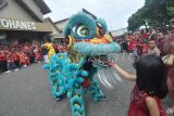 Seorang anak memberikan angpao kepada barongsai usai misa Imlek di Gereja Katolik ST Yohanes Kota Bengkulu, Bengkulu, Rabu (29/1/2025). Umat Katolik keturunan Tionghoa turut merayakan Tahun Baru Imlek 2576 Kongzili dengan menggelar atraksi barongsai. ANTARA FOTO/Muhammad Izfaldi/tom.