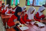 Kodim 0318 Natuna beri MBG kepada pelajar SMK