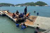 Polisi dan warga di Labuan Bajo memperbaiki dermaga apung yang rusak