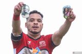 Pesepak bola Madura United Luiz Marcelo Morais berselebrasi usai mencetak gol ke gawang Persis Solo pada pertandingan BRI Liga 1 di Stadion Gelora Bangkalan, Bangkalan, Jawa Timur, Sabtu (1/2/2025). Madura United mengalahkan Persis Solo dengan skor 2-0. Antara Jatim/Rizal Hanafi/um 