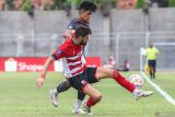 Pesepak bola Madura United Pedro Monteiro (bawah) berebut bola dengan pesepak bola Persis Solo Ramadhan Sananta (bawah) pada pertandingan BRI Liga 1 di Stadion Gelora Bangkalan, Bangkalan, Jawa Timur, Sabtu (1/2/2025). Madura United mengalahkan Persis Solo dengan skor 2-0. Antara Jatim/Rizal Hanafi/um 