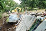 Pekerja mengoperasikan alat berat untuk memperbaiki sepadan jalan rusak terdampak longsor di Jalur Selingkar Wilis, Tulungagung, Jawa Timur, Sabtu (1/2/2025). Perbaikan ruas jalan utama menuju Kecamatan Sendang yang ada di salah satu sisi kaki Gunung Wilis itu dipercepat agar arus transportasi kembali normal, terutama untuk pengangkutan hasil bumi serta susu sapi perah. Antara Jatim/Destyan Sujarwoko/um